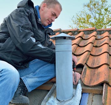 Kondens ventilation: Sätt takhuven på plats Kondens ventilation: Sätt takhuven på plats